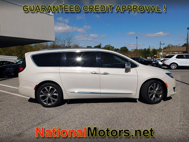 Chrysler Pacifica Vehicle Full-screen Gallery Image 04