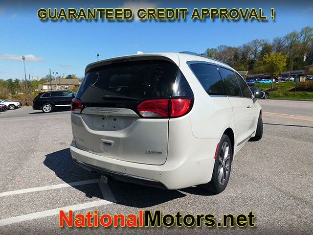 Chrysler Pacifica Vehicle Full-screen Gallery Image 05