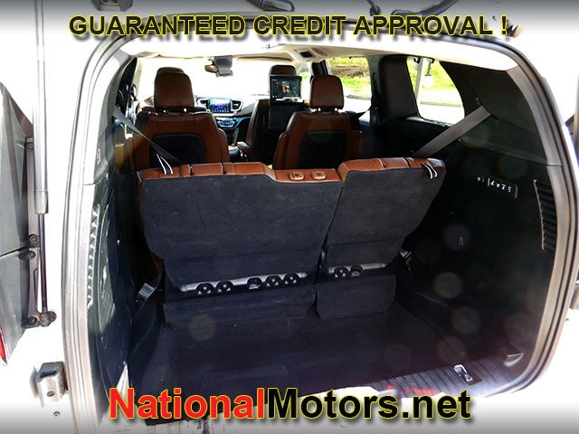 Chrysler Pacifica Vehicle Full-screen Gallery Image 12