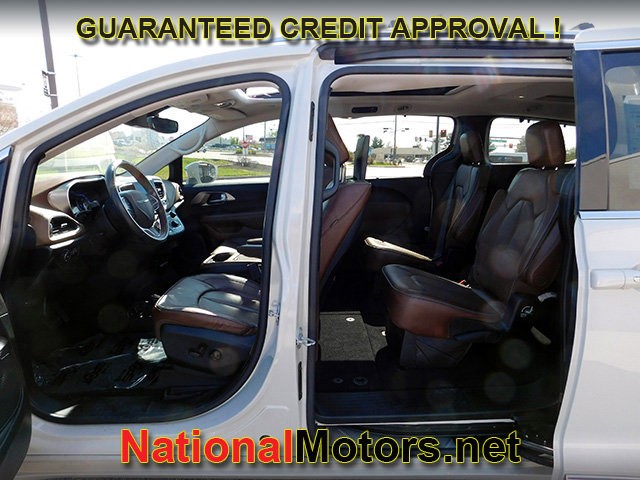 Chrysler Pacifica Vehicle Full-screen Gallery Image 15