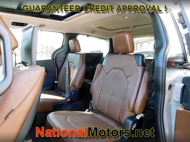 Chrysler Pacifica Vehicle Full-screen Gallery Image 16