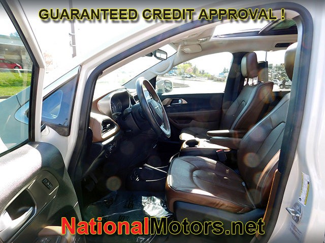 Chrysler Pacifica Vehicle Full-screen Gallery Image 17