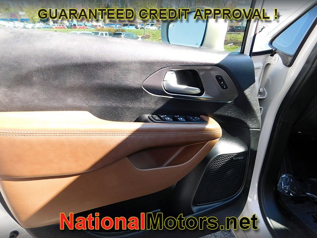 Chrysler Pacifica Vehicle Full-screen Gallery Image 18