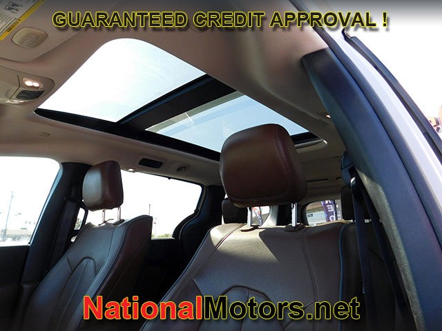 Chrysler Pacifica Vehicle Full-screen Gallery Image 21