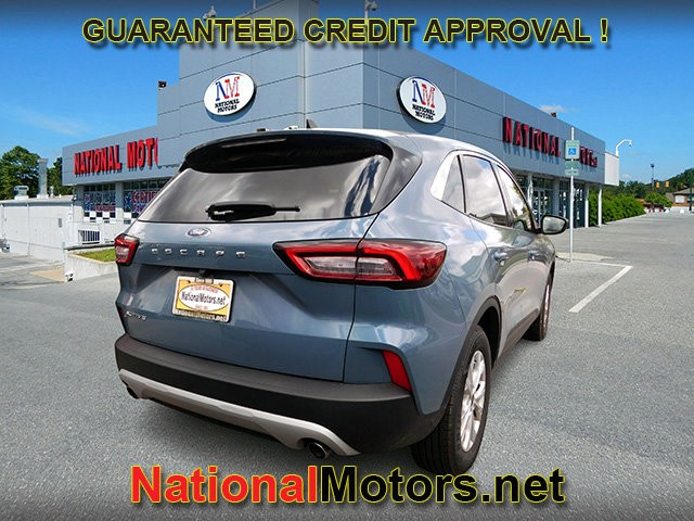 Ford Escape Vehicle Full-screen Gallery Image 04