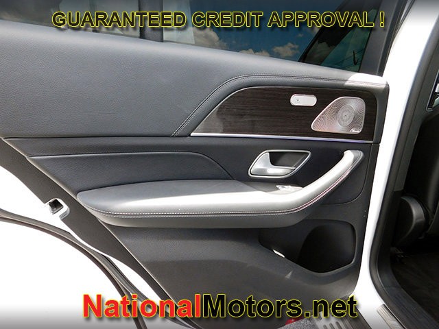 Mercedes-Benz GLE Vehicle Full-screen Gallery Image 08