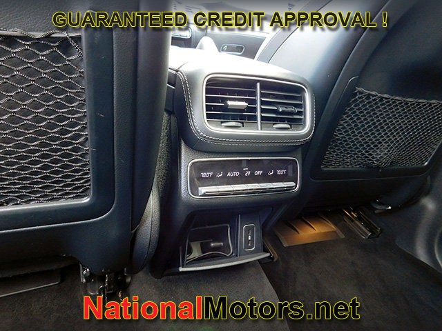 Mercedes-Benz GLE Vehicle Full-screen Gallery Image 10