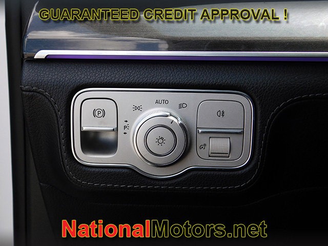 Mercedes-Benz GLE Vehicle Full-screen Gallery Image 24