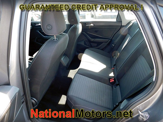 Volkswagen Jetta Vehicle Full-screen Gallery Image 09