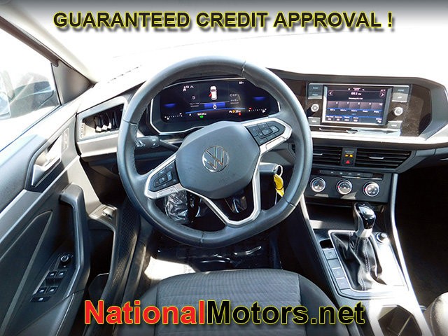 Volkswagen Jetta Vehicle Full-screen Gallery Image 10