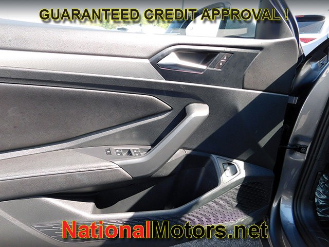 Volkswagen Jetta Vehicle Full-screen Gallery Image 11