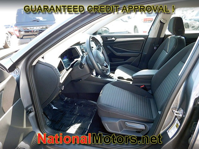 Volkswagen Jetta Vehicle Full-screen Gallery Image 12