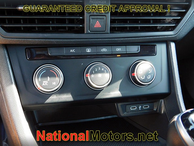 Volkswagen Jetta Vehicle Full-screen Gallery Image 16