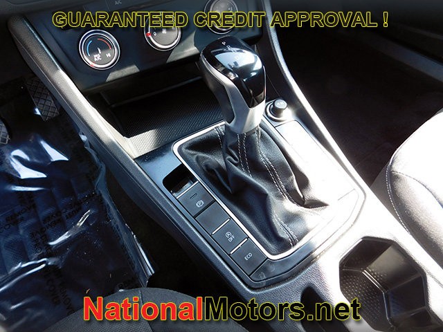 Volkswagen Jetta Vehicle Full-screen Gallery Image 17