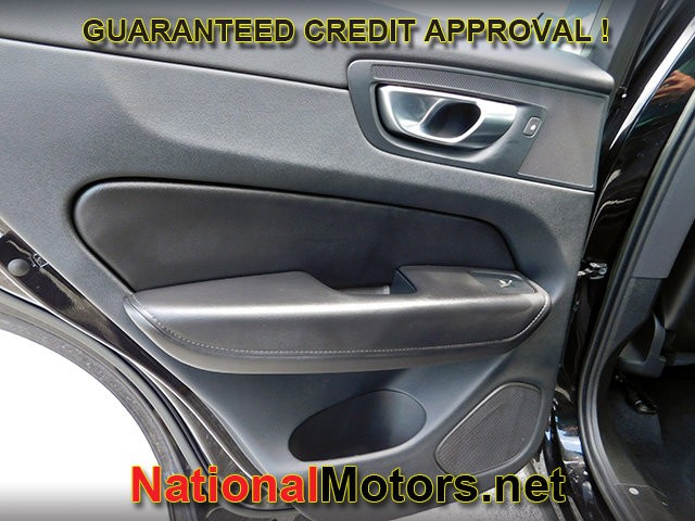 Volvo XC60 Vehicle Full-screen Gallery Image 11