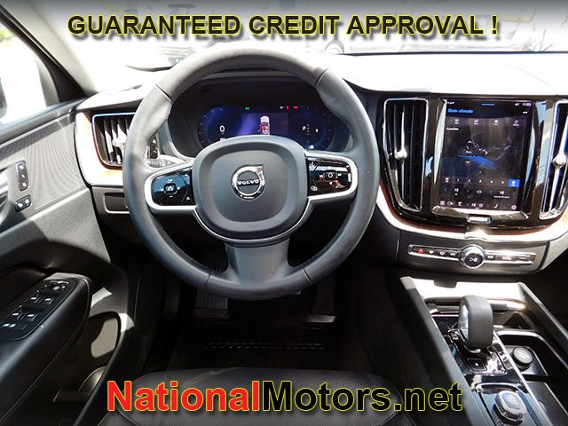 Volvo XC60 Vehicle Full-screen Gallery Image 14
