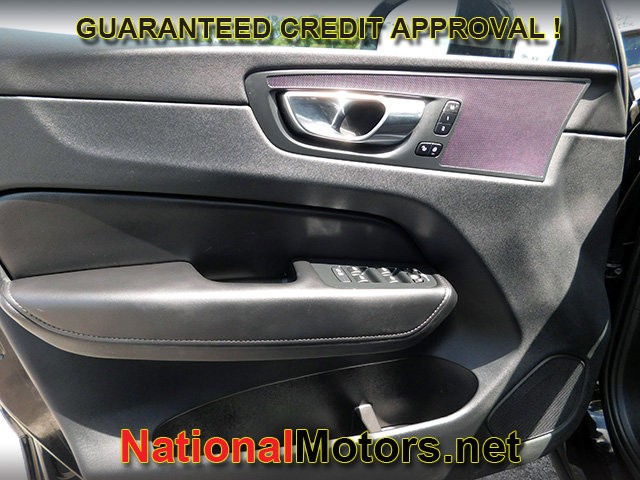 Volvo XC60 Vehicle Full-screen Gallery Image 15