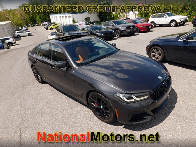 BMW 5 Series Vehicle Full-screen Gallery Image 02