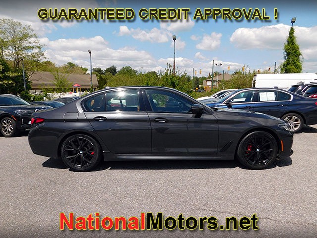 BMW 5 Series Vehicle Full-screen Gallery Image 04