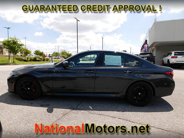 BMW 5 Series Vehicle Full-screen Gallery Image 06
