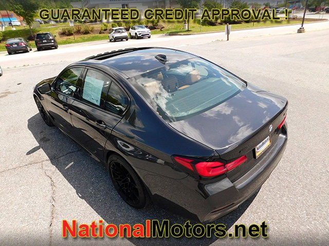 BMW 5 Series Vehicle Full-screen Gallery Image 07