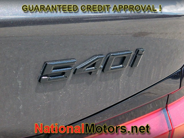 BMW 5 Series Vehicle Full-screen Gallery Image 08