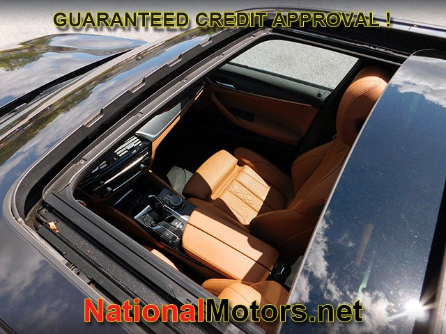 BMW 5 Series Vehicle Full-screen Gallery Image 10