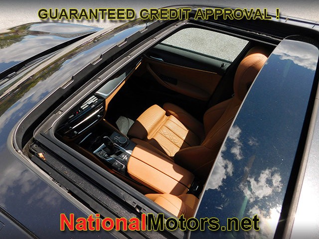 BMW 5 Series Vehicle Full-screen Gallery Image 13