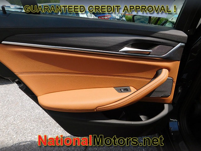 BMW 5 Series Vehicle Full-screen Gallery Image 14