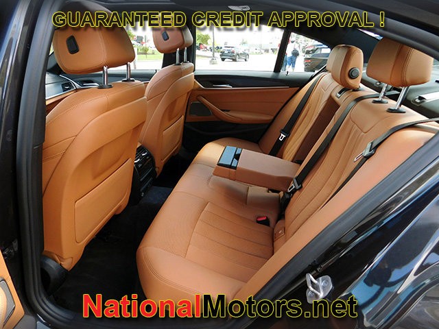 BMW 5 Series Vehicle Full-screen Gallery Image 15