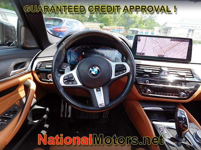 BMW 5 Series Vehicle Full-screen Gallery Image 17