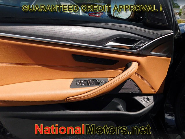 BMW 5 Series Vehicle Full-screen Gallery Image 18