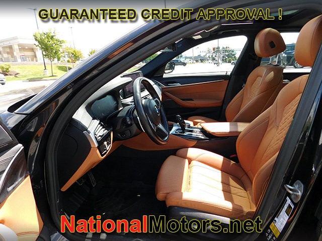BMW 5 Series Vehicle Full-screen Gallery Image 19