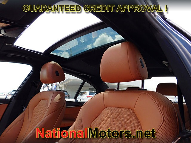 BMW 5 Series Vehicle Full-screen Gallery Image 21