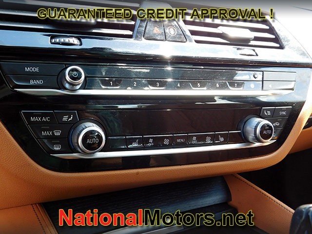 BMW 5 Series Vehicle Full-screen Gallery Image 24
