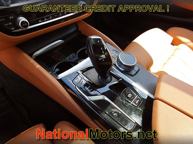 BMW 5 Series Vehicle Full-screen Gallery Image 25