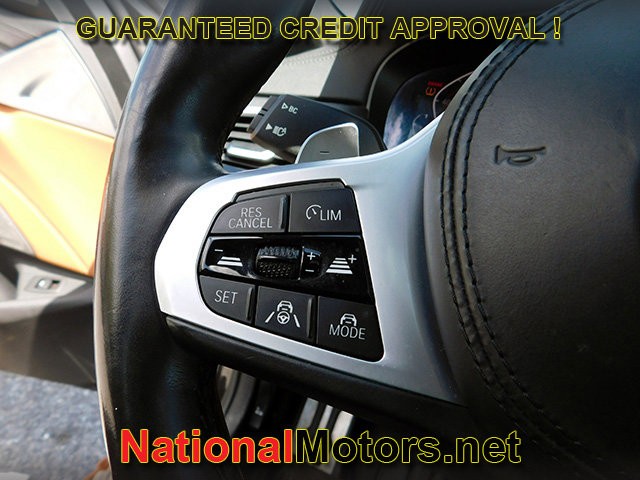 BMW 5 Series Vehicle Full-screen Gallery Image 27