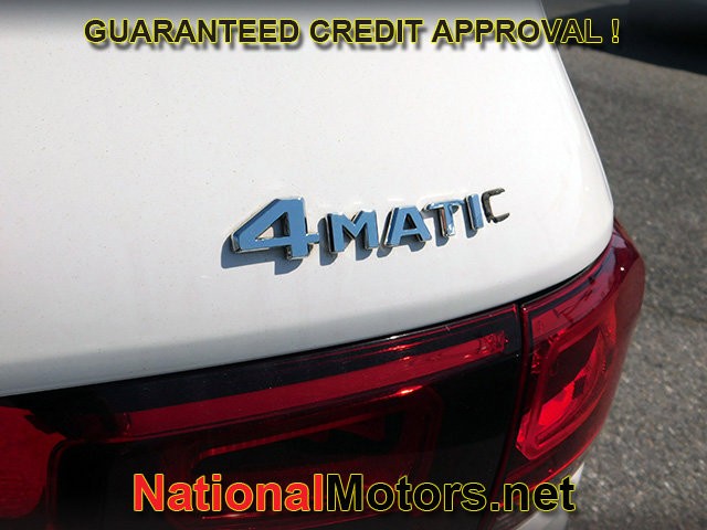 Mercedes-Benz GLB Vehicle Full-screen Gallery Image 06