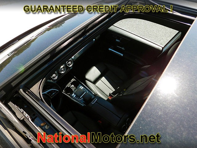 Mercedes-Benz GLB Vehicle Full-screen Gallery Image 10