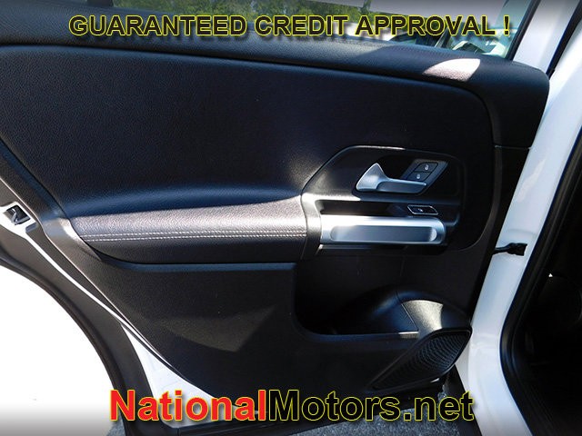 Mercedes-Benz GLB Vehicle Full-screen Gallery Image 11