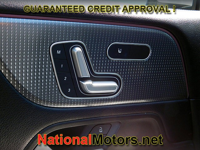 Mercedes-Benz GLB Vehicle Full-screen Gallery Image 16