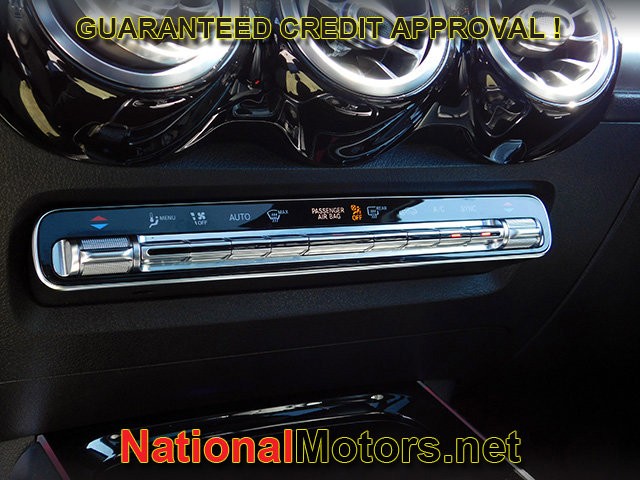 Mercedes-Benz GLB Vehicle Full-screen Gallery Image 22