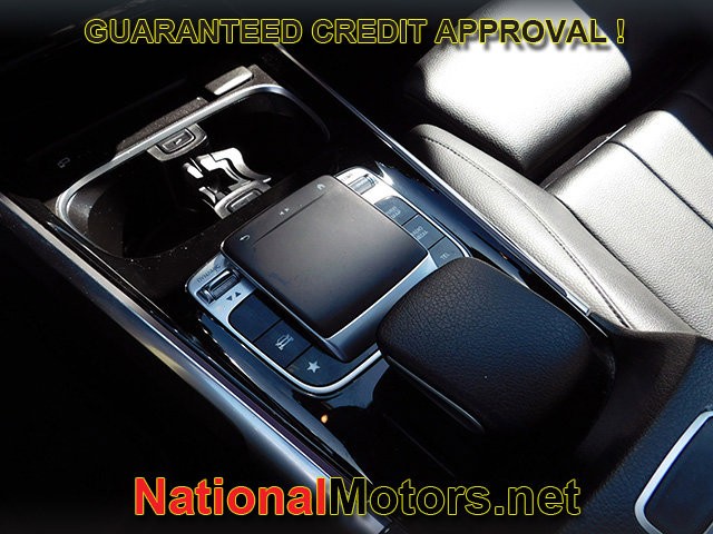 Mercedes-Benz GLB Vehicle Full-screen Gallery Image 23