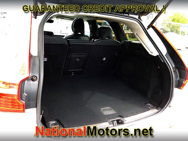 Volvo XC60 Vehicle Full-screen Gallery Image 06
