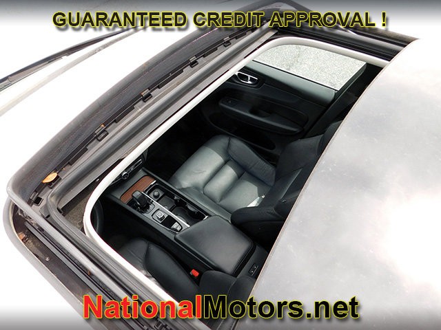 Volvo XC60 Vehicle Full-screen Gallery Image 08