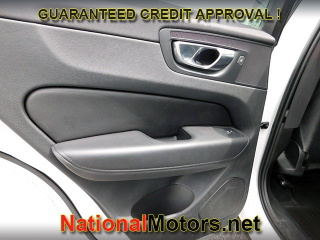 Volvo XC60 Vehicle Full-screen Gallery Image 09