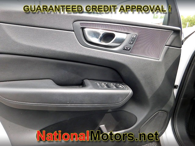 Volvo XC60 Vehicle Full-screen Gallery Image 13