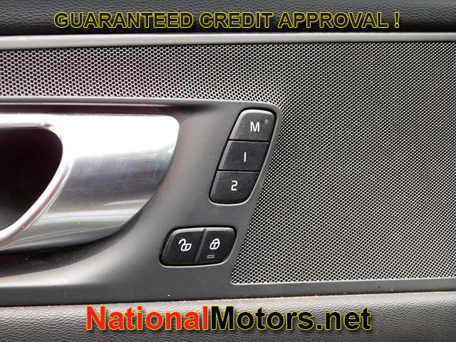 Volvo XC60 Vehicle Full-screen Gallery Image 14