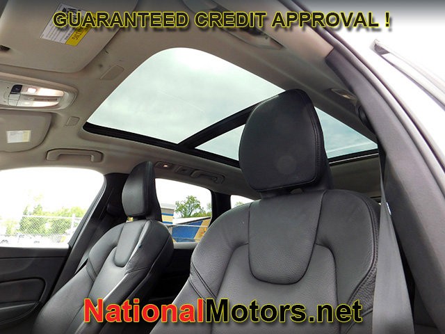 Volvo XC60 Vehicle Full-screen Gallery Image 16