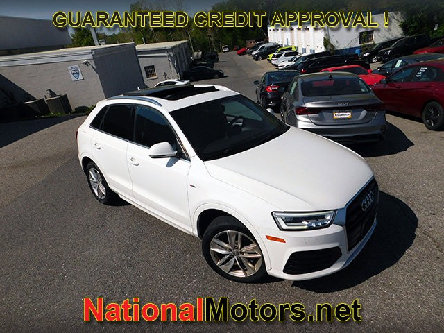 Audi Q3 Vehicle Full-screen Gallery Image 02